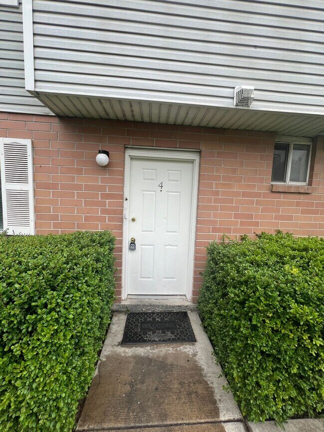 Building Photo - Cozy 3B/1 Bath Townhome in West Valley