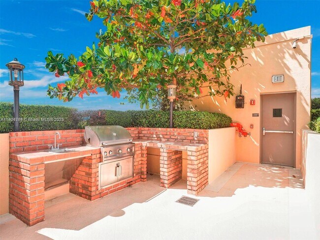 Building Photo - 2475 Brickell Ave