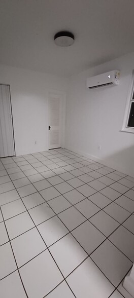 Building Photo - 404 N Ridgewood Ave