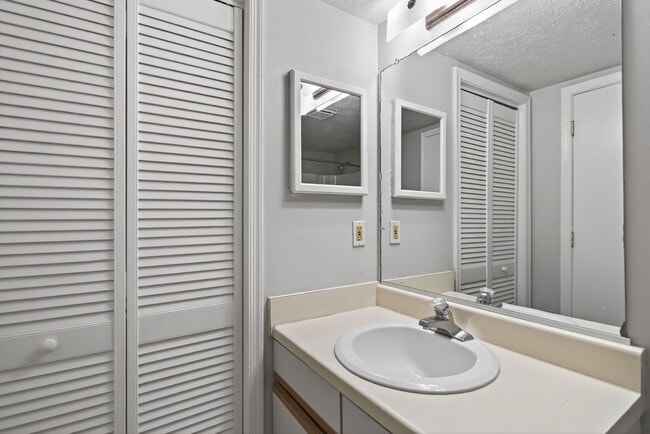 Building Photo - 206 Pacific Dr