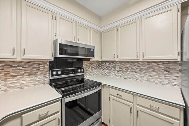 Building Photo - 3BR Townhome | Finished Basement | 2-Car Garage | Pool, Tennis & Pickleball