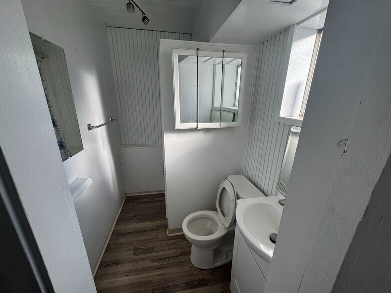 Building Photo - 160 College Ave