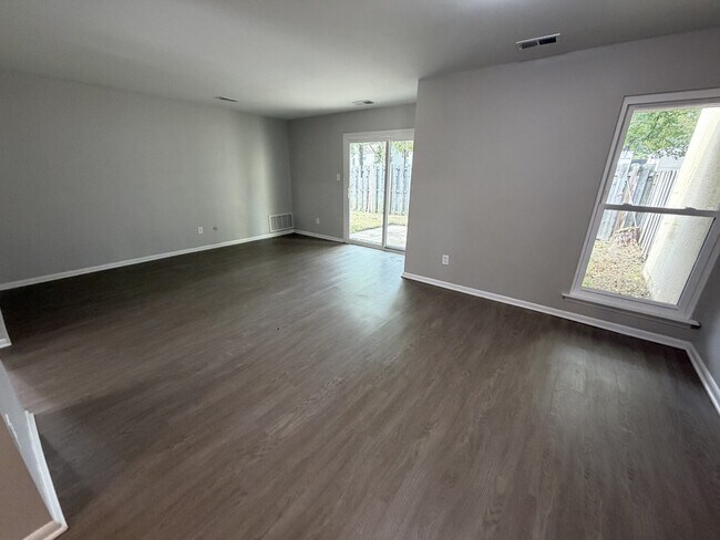 Building Photo - 1455 Longdale Dr