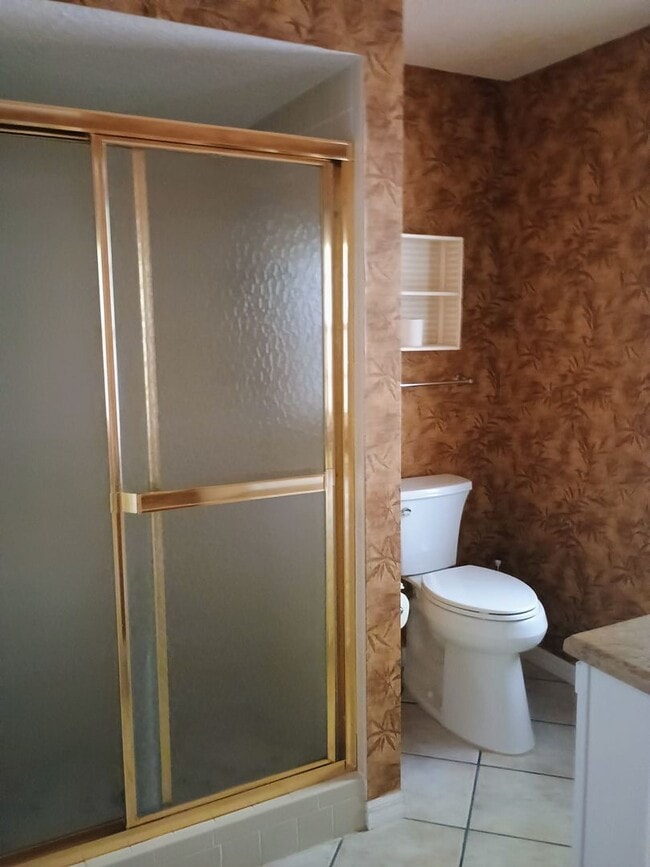 Building Photo - 2 bedroom 2 bathroom home with a screened in porch