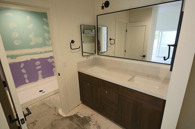 Building Photo - Completely Remodeled 3br Townhome in UTC