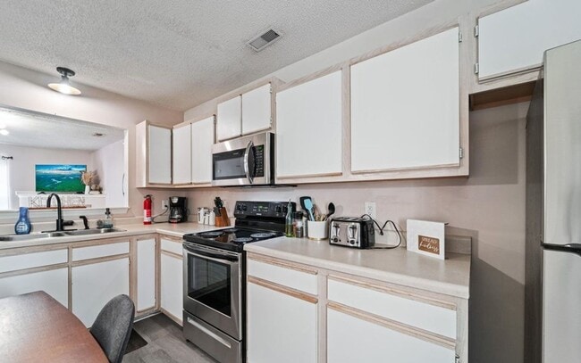 Building Photo - 2BR/2.5 Bath Townhome Minutes to Camp Lejuene