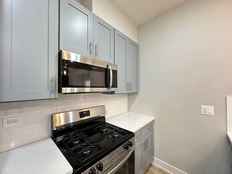 Building Photo - 419 W Belden Ave