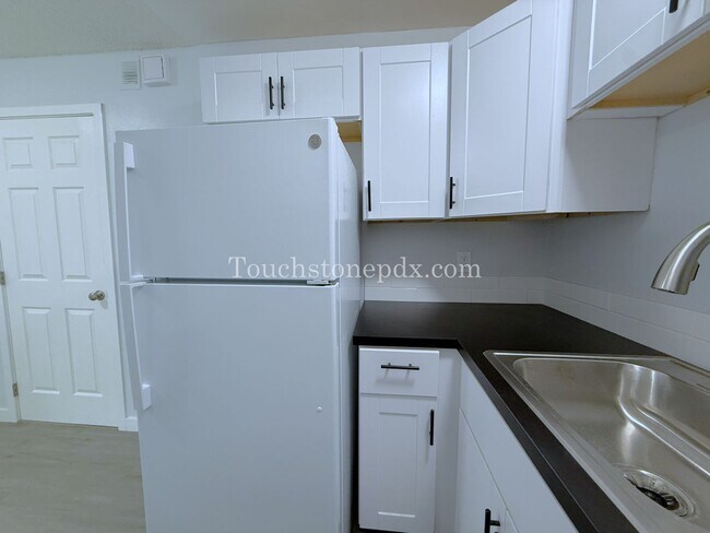 Building Photo - Inviting East Portland Apartment with Bright Living and Everyday Comfort