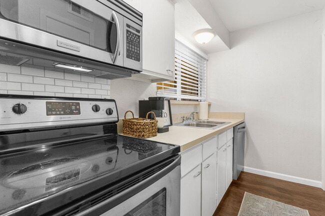 Building Photo - 2800 Escada Dr