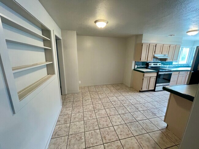 Building Photo - 325 W Center St