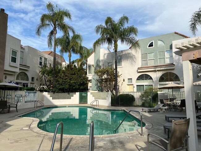 Building Photo - 5455 Sylmar Ave