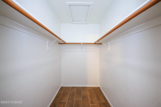 Building Photo - 968 E Vuelta Suave
