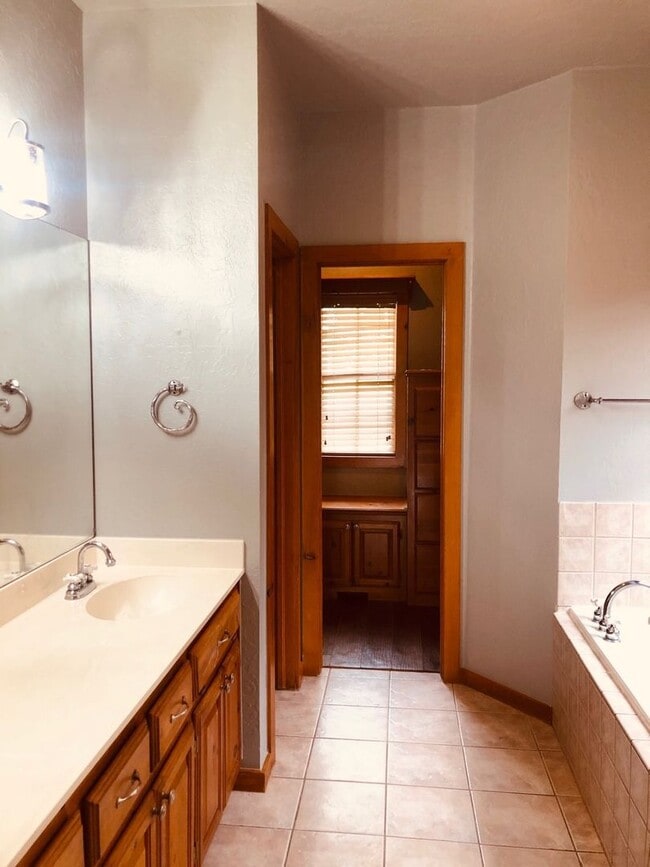 Building Photo - 4 bed + office + Bonus room/2nd Living ups...