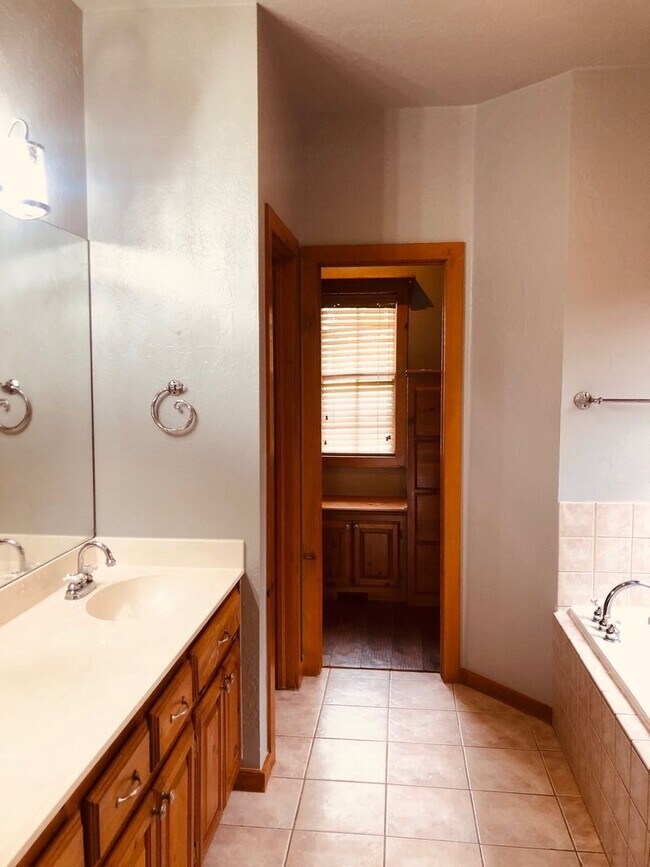 Building Photo - 4 bed + office + Bonus room/2nd Living upstairs, 3 bath on 2+ Acres in Moore Schools !