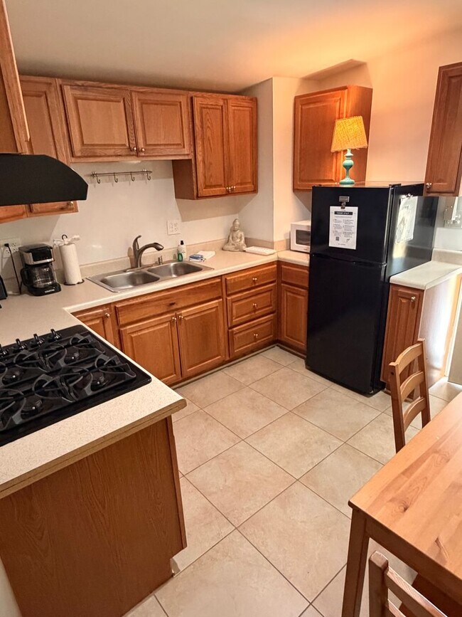 Building Photo - 1BD/Studio in Gated Property w/ Shared Courtyard
