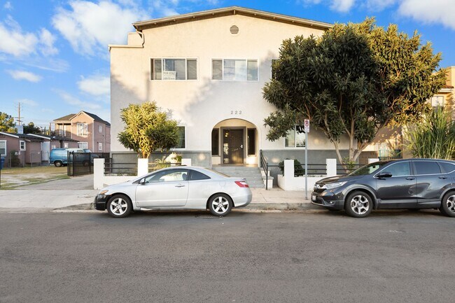 Building Photo - This updated and spacious 1 bedroom / 1 ba...