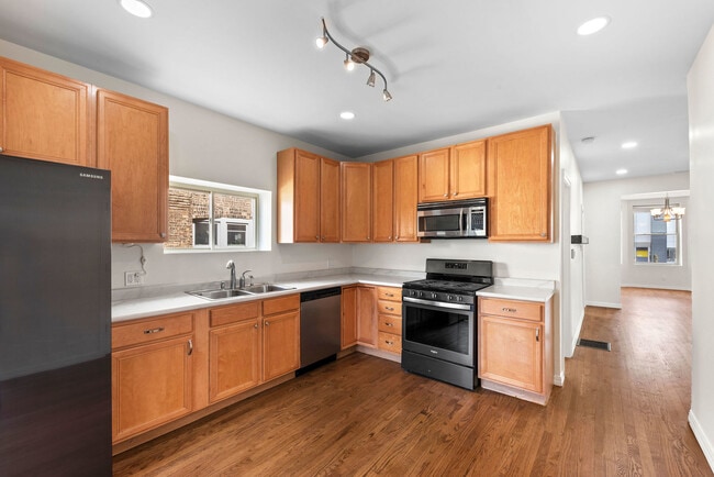 Building Photo - 2630 N Hamlin Ave