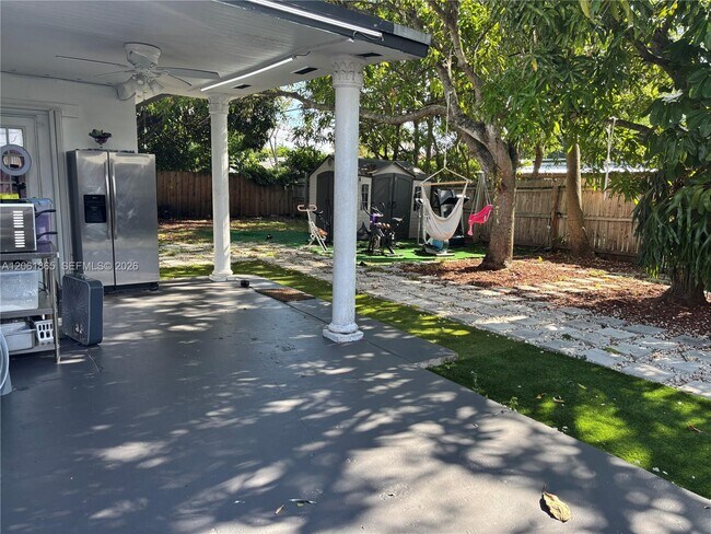 Building Photo - 17630 SW 112th Ave