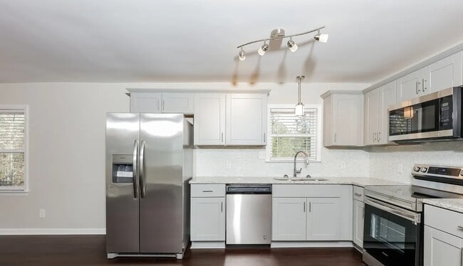 Building Photo - 631 Hurley Rd