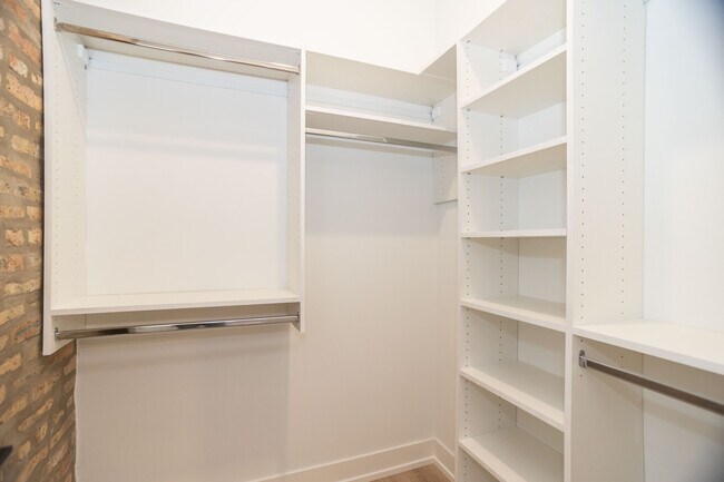 Building Photo - 2254 N Sawyer Ave