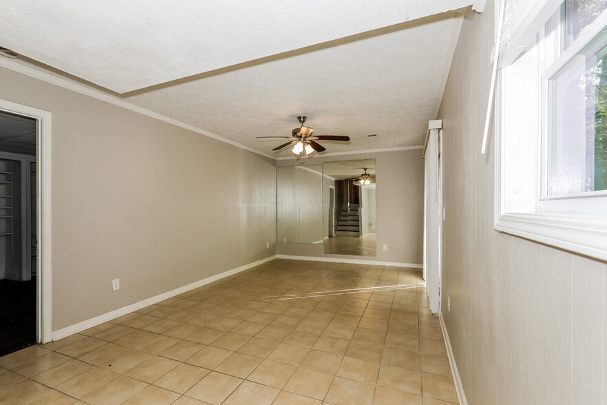 Building Photo - 446 Wexwood Dr