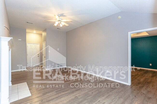 Building Photo - 1614 Twisted Oak Dr