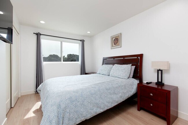 Building Photo - 825 Island Ct