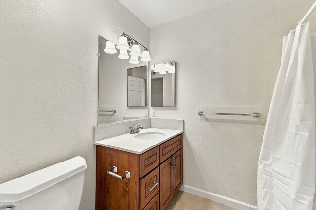 Building Photo - 560 Glenburry Way