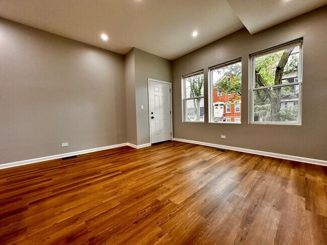 Building Photo - Amazing 4-bed Duplex by UIC