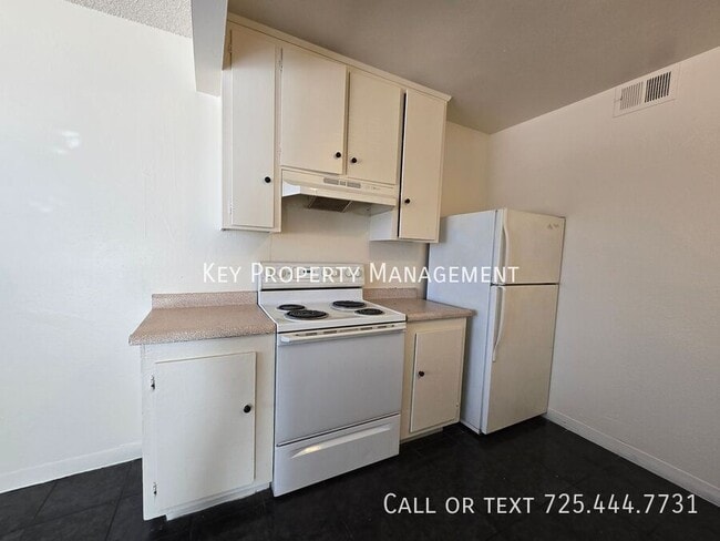 Building Photo - 2 Bedroom 1 Bath Condo Near Cheyenne and R...