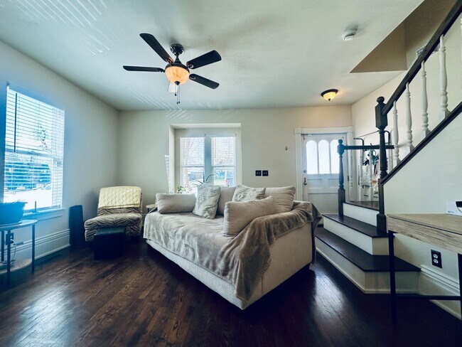 Building Photo - Charming 3 bedroom Victorian home!