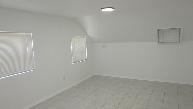 Building Photo - 3bed 2 full bath in North Kansas City, MO