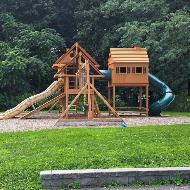 Building Photo - 3 Fishkill Glen Dr