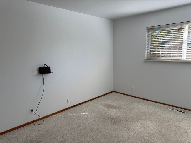 Building Photo - Desirable St Francis Neighborhood