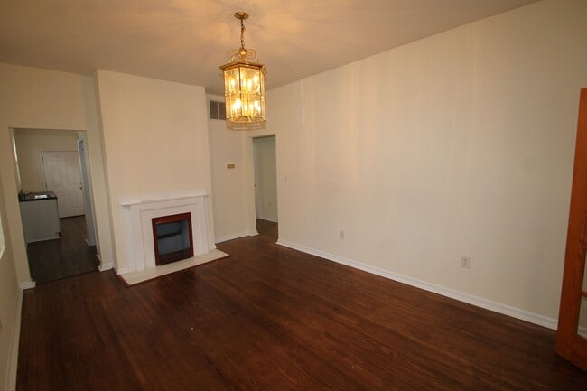 Building Photo - 216 W 38th St