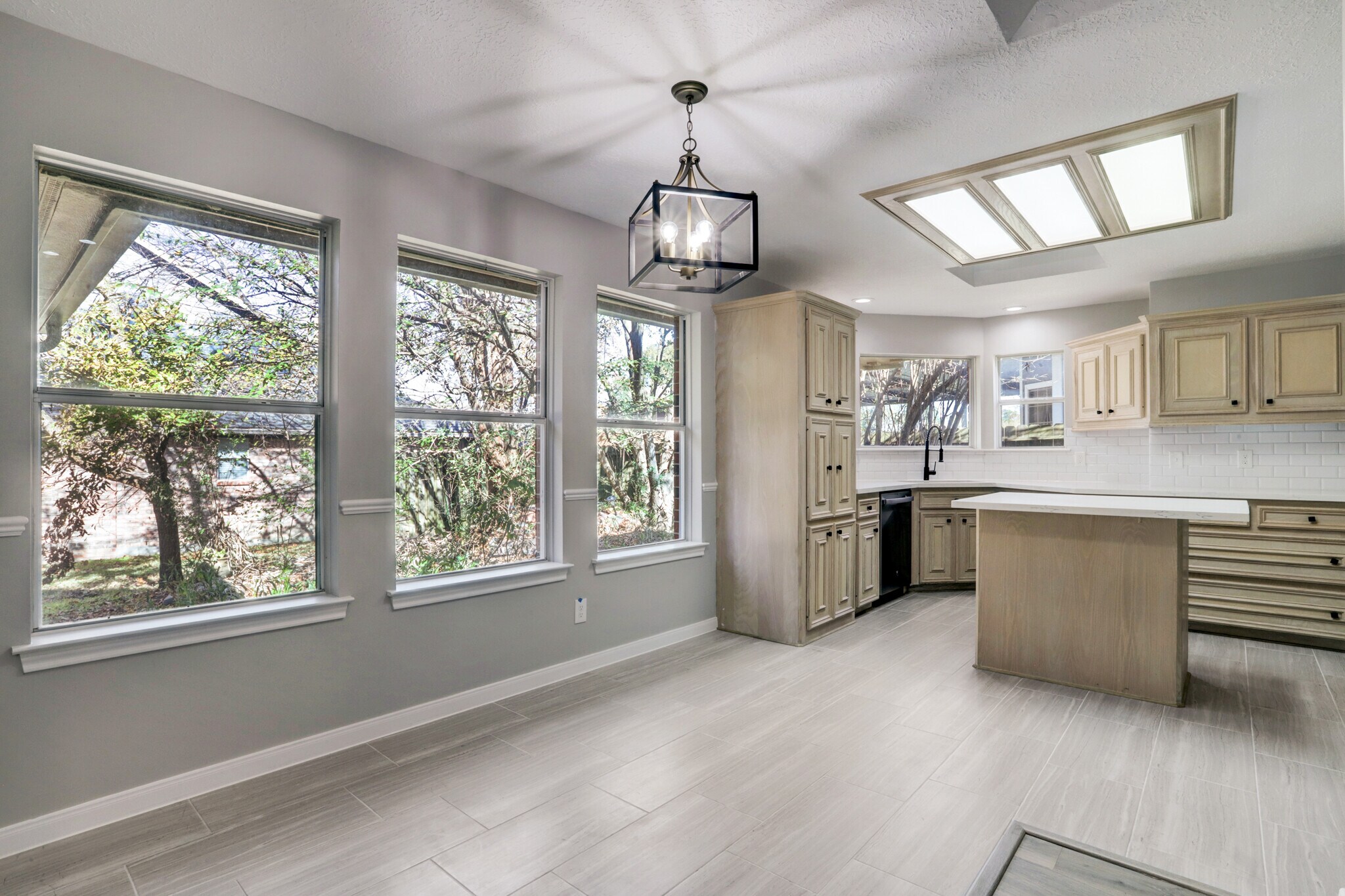 Building Photo - 7098 Shadow Lake Dr