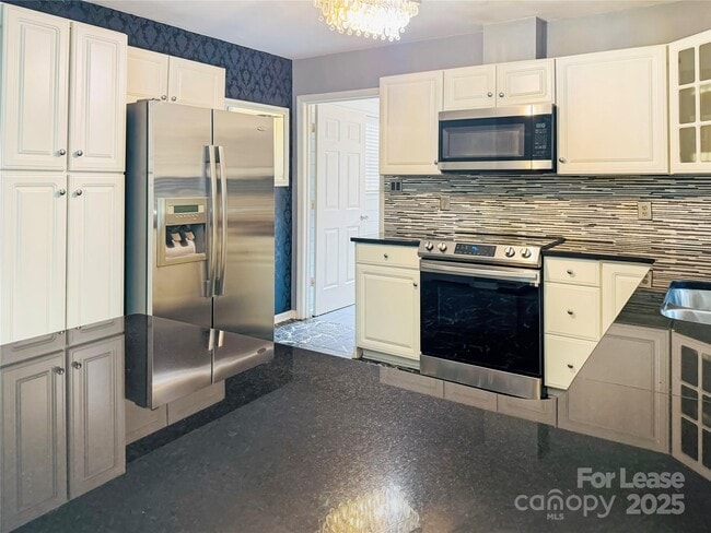 Building Photo - 8509 Golf Ridge Dr