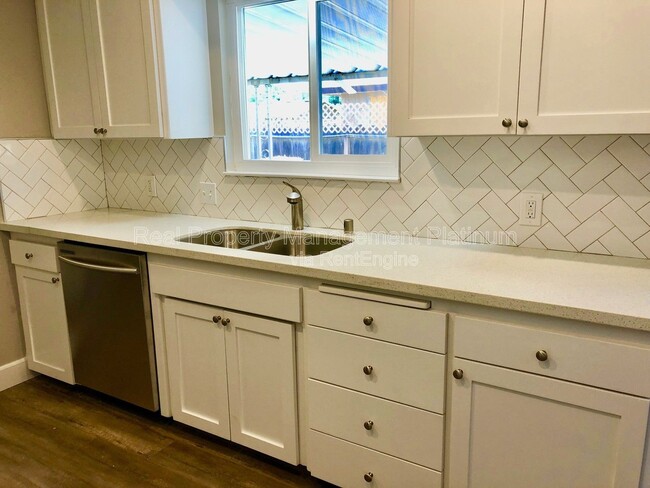 Building Photo - 3653 N Shirley Ave