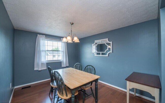 Building Photo - Well maintained 3 bedroom townhouse in established Frederick community ready early May!
