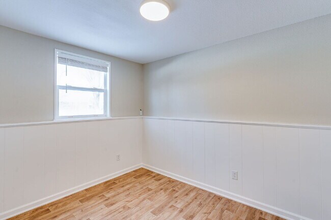 Building Photo - 713 N Dougherty Ave