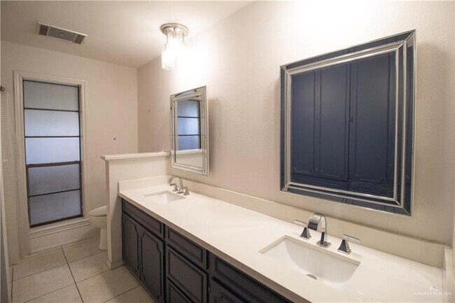 Building Photo - 18 Larkspur Ave