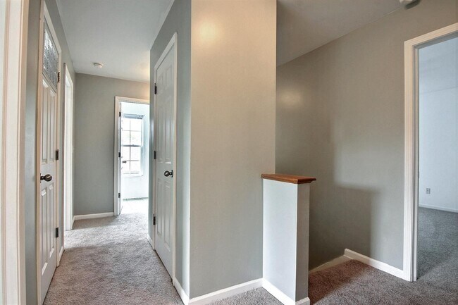 Building Photo - 3 bedroom / 2.5 bathroom Duplex for Rent in Valparaiso