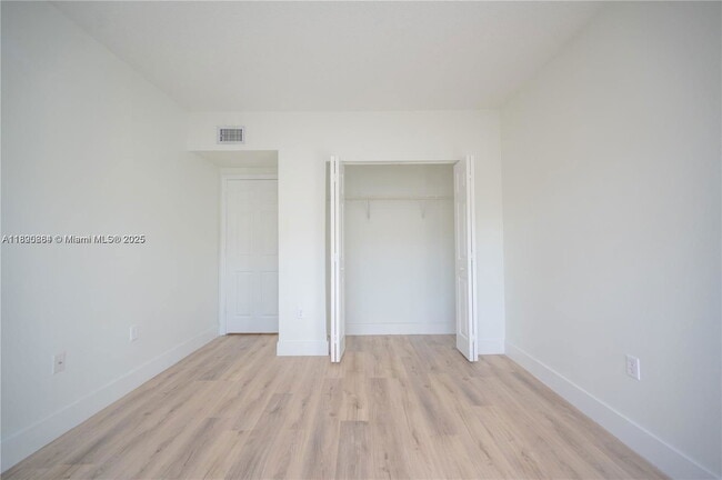 Building Photo - 2406 Centergate Dr