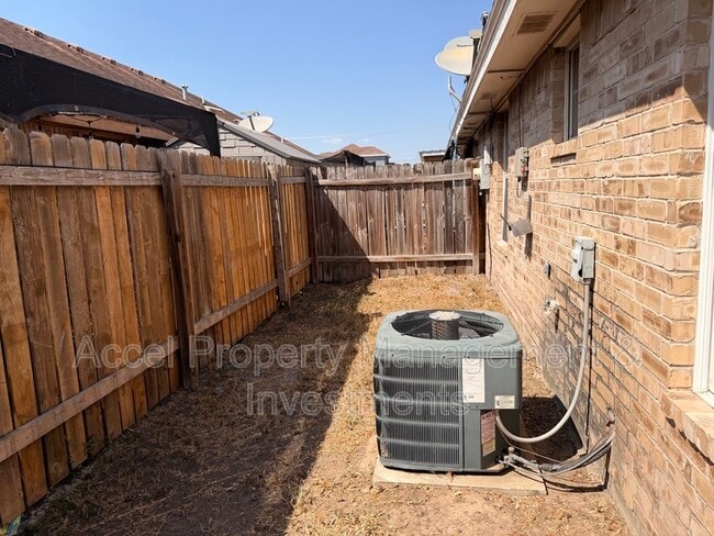 Building Photo - 1601 E Coyote St