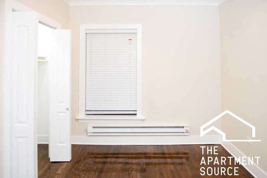 Building Photo - 726 W Roscoe St