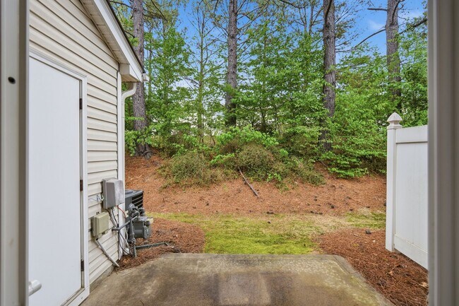 Building Photo - Beautiful Matthews Townhome with Updated Interior & Community Pool