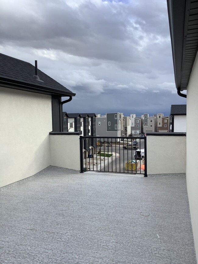 Building Photo - Townhome with Rooftop Balcony in Prime Ame...