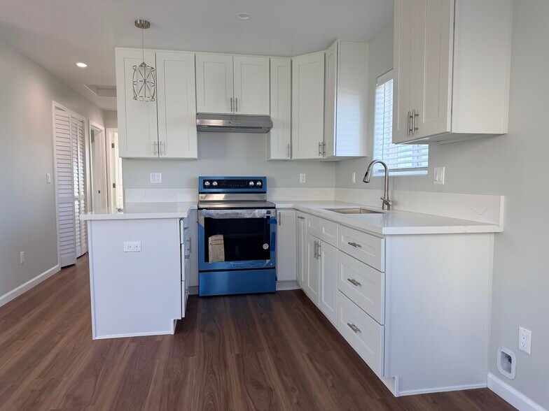 Kitchen - 10233 Collett Ave