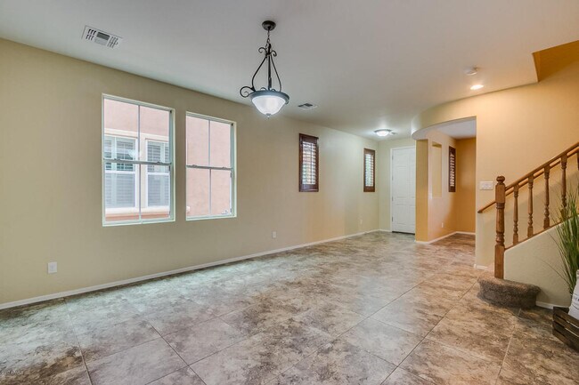 Building Photo - GREAT LOCATION!  Fabulous move-in ready 5 bed /3 bath home in south Tempe