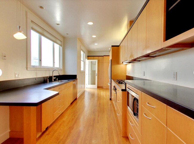 Building Photo - Expansive Top-Floor Richmond Flat | 2BD + Sunroom | Parking Included | Nearly 1,900 Sq. Ft.